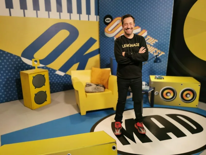 Παρουσιαστής σε τηλεοπτικό πλατό του MAD TV.