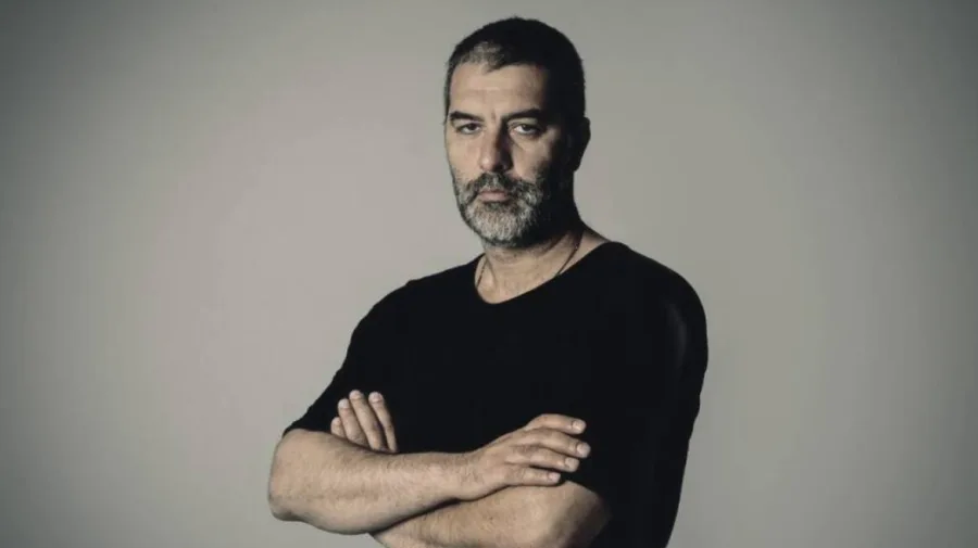 Ο Βασίλης Μπισμπίκης σε πορτρέτο με μαύρη μπλούζα.