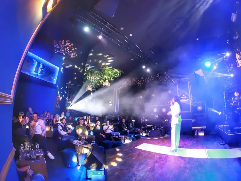 Η Evgenia τραγουδάει σε prive party στην Ελλάδα.