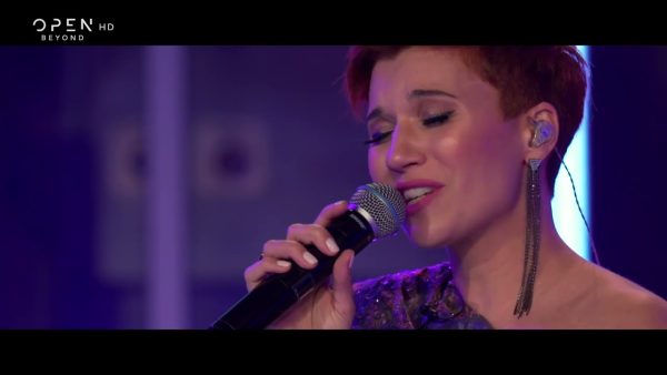 Retro στιλ & jazz αναφορές στο πλατό του «Ένα Τραγούδι Ακόμα» από την Πέννυ Μπαλτατζή