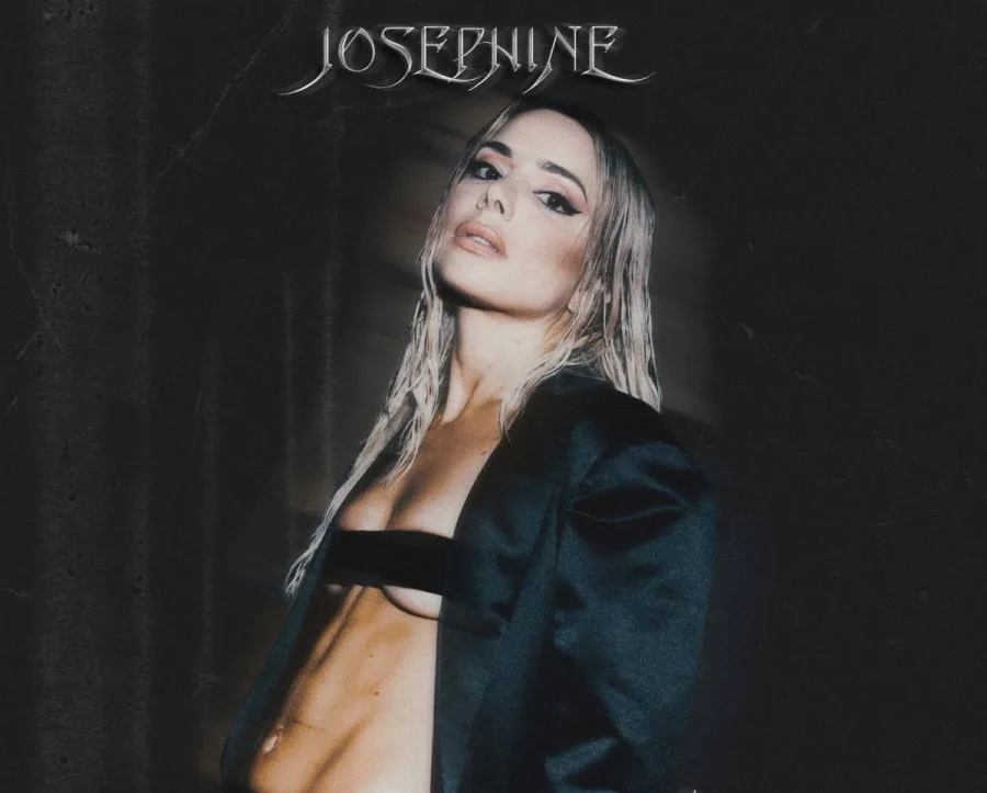 Η Josephine με μαύρο σακάκι και wet look μαλλιά.