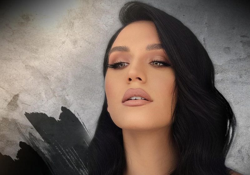 Ιουλία Καλλιμάνη: Το viral hit «Ανεξήγητο Κακό (Τα Πάντα Ερωτεύτηκα)» κυκλοφορεί