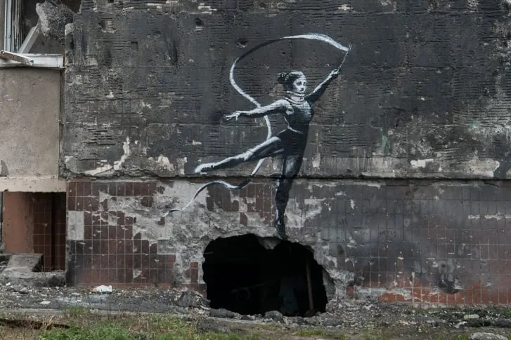 Graffiti του Banksy στην Ουκρανία με αθλήτρια ρυθμικής γυμναστικής.