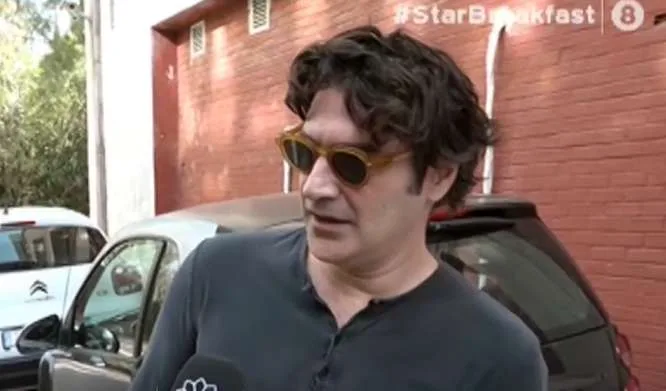 Ο Χριστόφορος Παπακαλιάτης σε εξωτερικό χώρο με γυαλιά ηλίου.