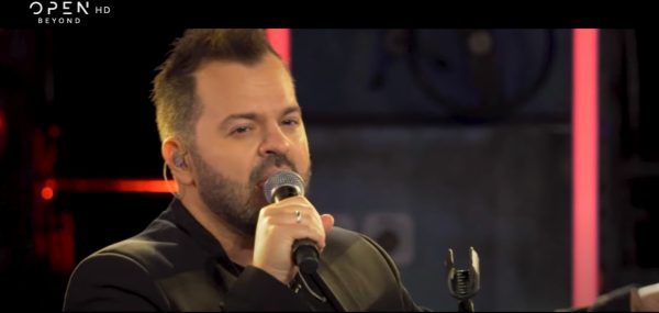 «Ένα Τραγούδι Ακόμα»: Ο Νίκος Απέργης ερμήνευσε το «Καμιά γυναίκα» του Γιώργου Θεοφάνους