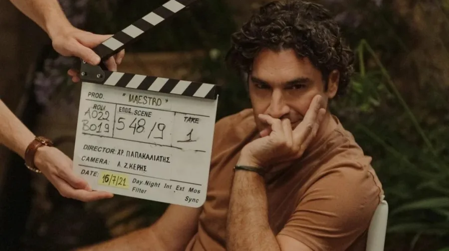 Ο Χριστόφορος Παπακαλιάτης στα γυρίσματα της σειράς Maestro.