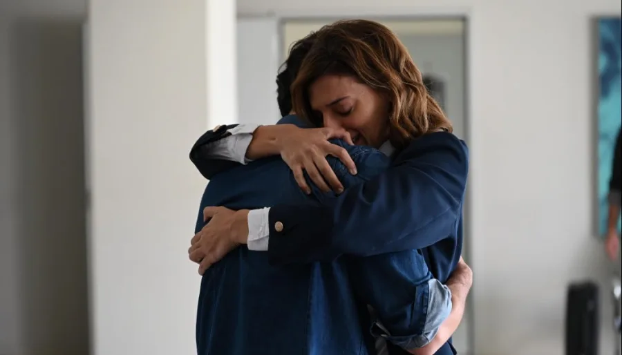 Ο Αστέρης και η Αργυρώ αγκαλιάζονται συγκινημένοι.