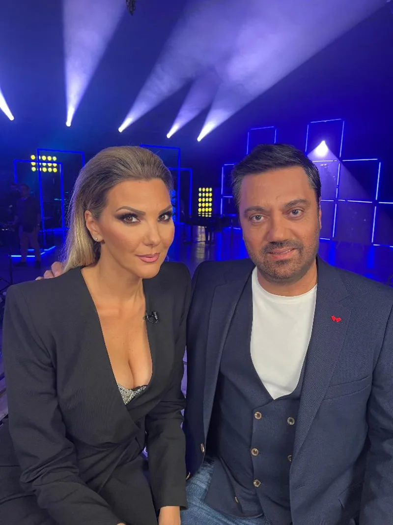 Ο Γιώργος Θεοφάνους και η Θέλξη σε τηλεοπτικό πλατό.