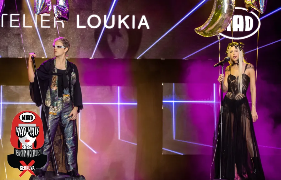 Η Demy και ο Leon of Athens στη σκηνή του MadWalk 2022.