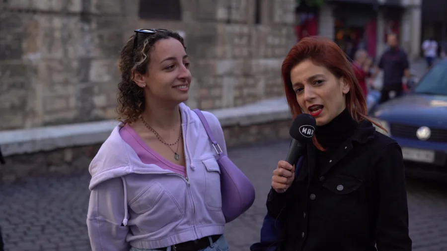 Η Σοφία – Θεοδώρα Γιλτίζη παίρνει συνέντευξη από μια κοπέλα στο δρόμο.