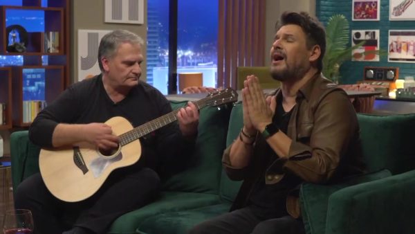 Ο Πάνος Κιάμος unplugged απόψε στο “After Dark”