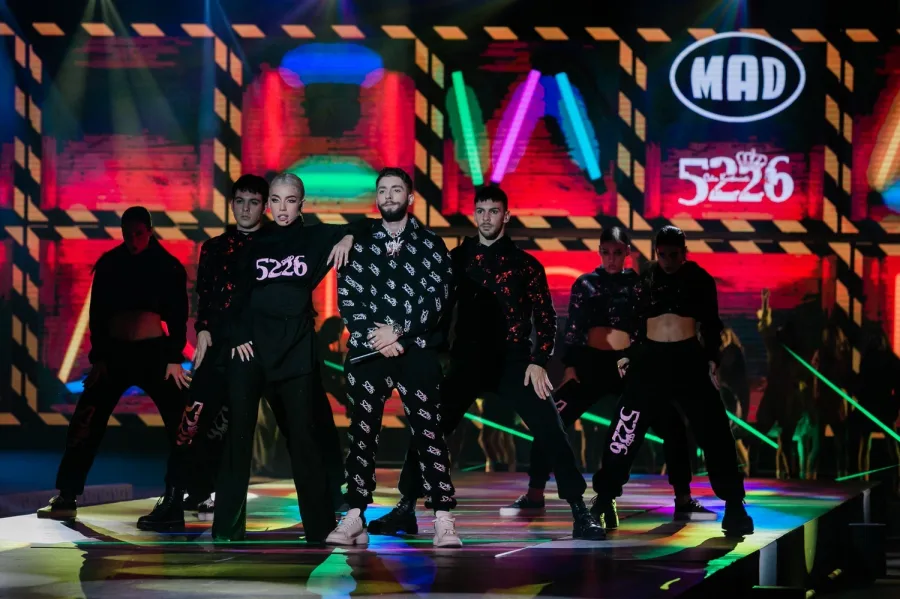 Lil Koni και Natasha Kay στη σκηνή του MadWalk 2021