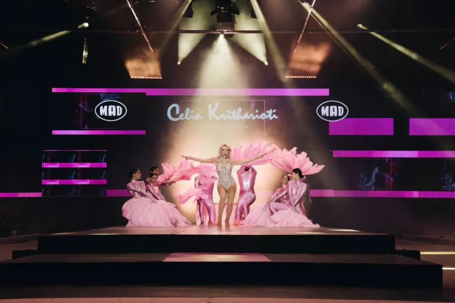 Η Καλομοίρα στη σκηνή του MadWalk 2022 με δημιουργία Celia Kritharioti.