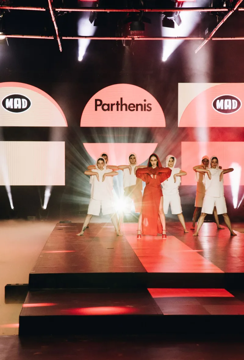 Η Klavdia στη σκηνή του MadWalk 2022 με δημιουργία Parthenis.