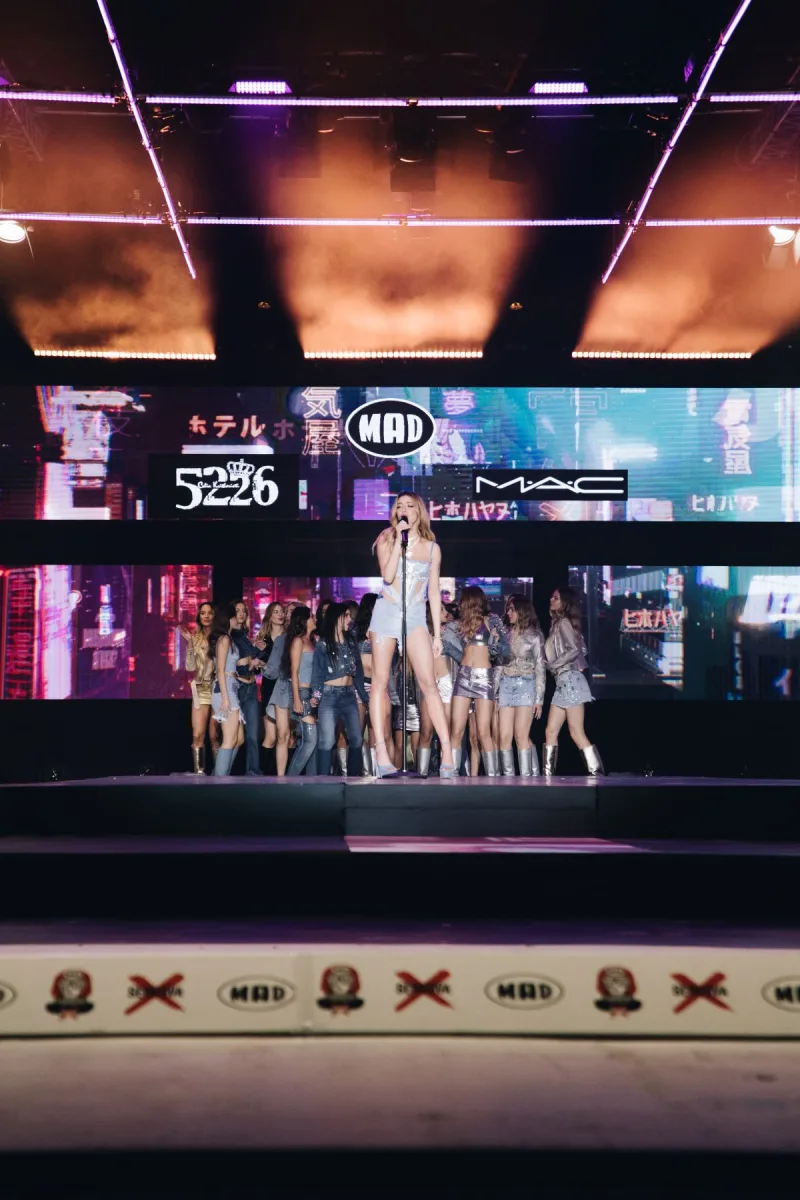 Η Danae Livieratou στη σκηνή του MadWalk 2022.