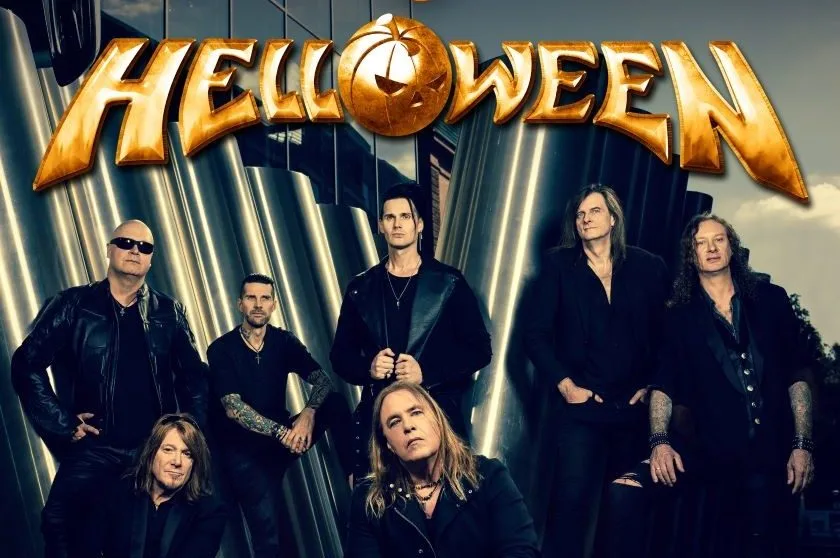 Το συγκρότημα Helloween ποζάρει μπροστά από μεταλλικούς σωλήνες.