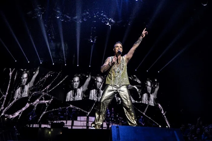 Ο Robbie Williams στη σκηνή του Rockwave Festival.