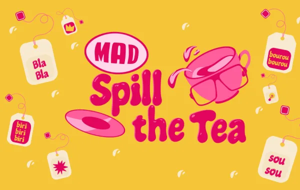 Λογότυπο της εκπομπής Spill The Tea του MAD με γραφικά από φακελάκια τσαγιού και μια κούπα.