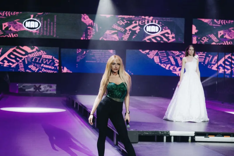 Η Τάνια Μπρεάζου στη σκηνή του MadWalk 2022.