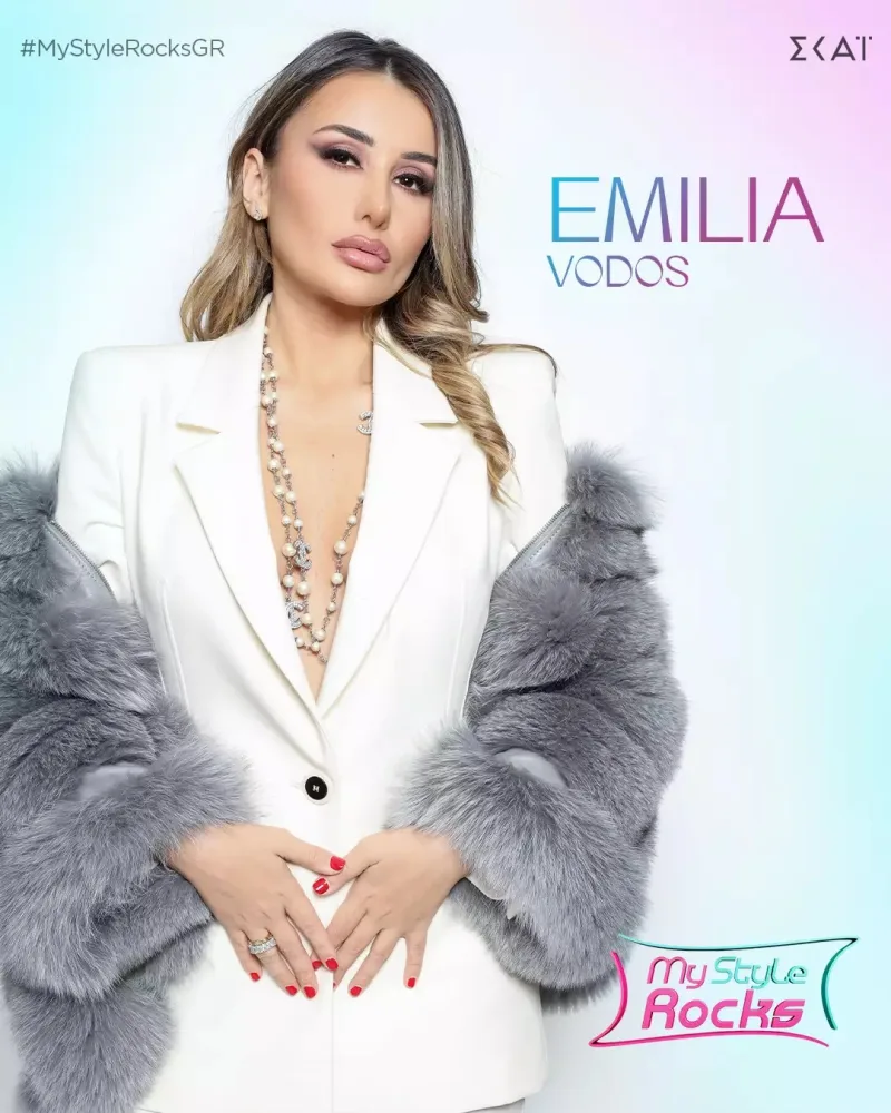 Η Emilia Vodos από το My Style Rocks με λευκό σακάκι και γκρι γούνα.