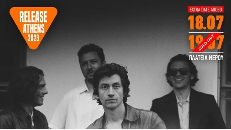 Το συγκρότημα Arctic Monkeys σε ασπρόμαυρη φωτογραφία για το Release Athens 2023.