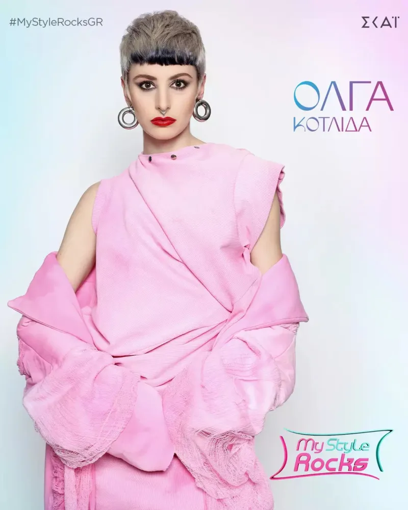 Η Όλγα Κοτλίδα με ροζ σύνολο και κοντό γκρίζο μαλλί για το My Style Rocks.
