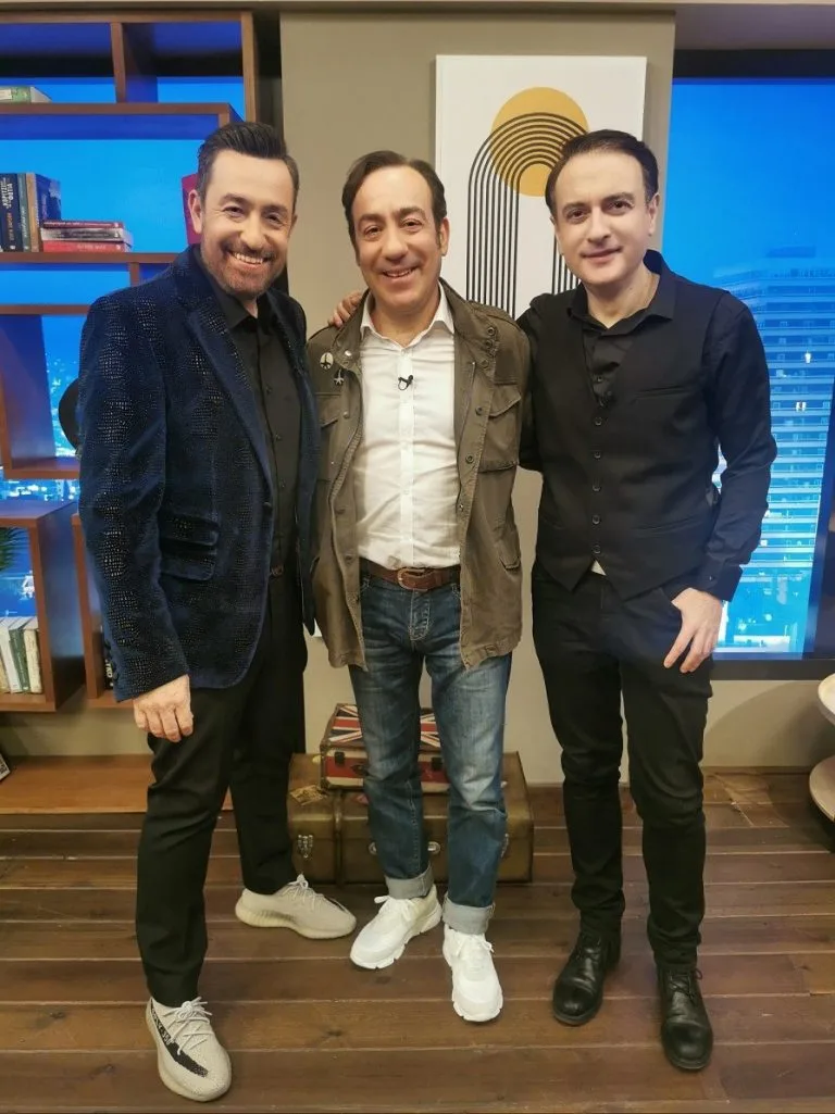 Ο Θέμης Γεωργαντάς και ο Σωτήρης Καλυβάτσης σε τηλεοπτικό πλατό.