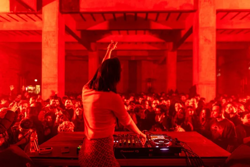 DJ σε κονσόλα μπροστά σε κοινό στην Τελετή Έναρξης 2023 Ελευσίς