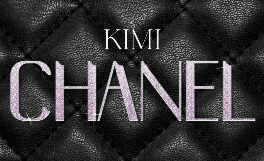 Το λογότυπο του τραγουδιού Chanel της Kimi σε φόντο μαύρου καπιτονέ δέρματος.