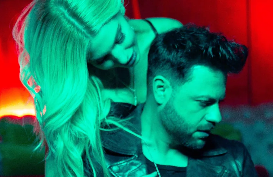 Ο Πέτρος Πυλαρινός από τους Alcatrash σε σκηνή από το video clip Μπερδεμένος.