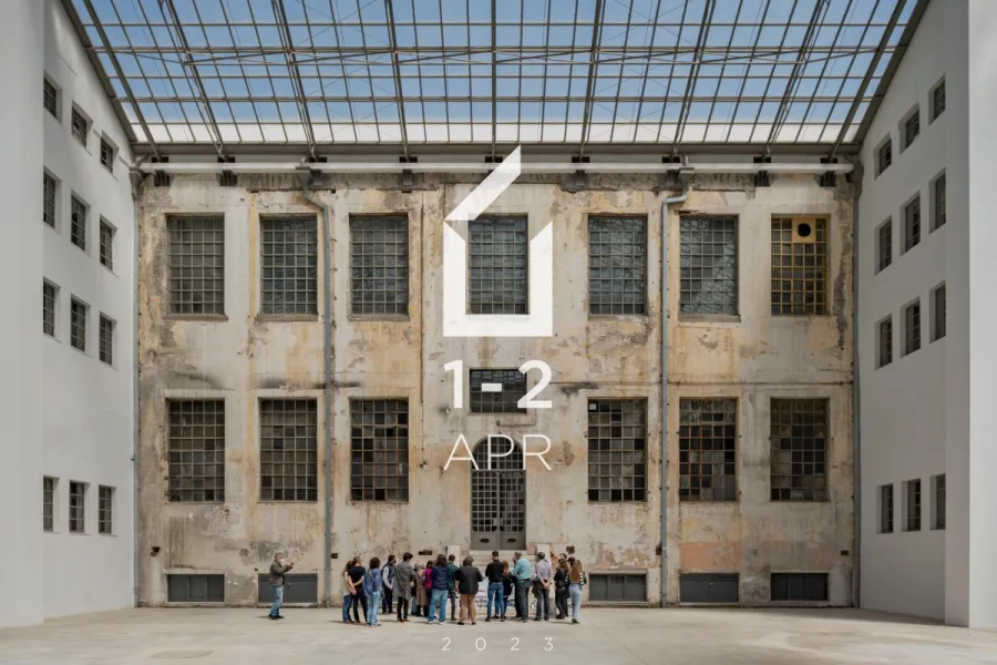Αφίσα για το Open House Athens 2023 με ομάδα ανθρώπων σε εσωτερική αυλή παλιού κτιρίου.