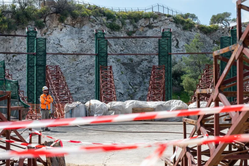 Εργασίες ανακατασκευής στο Θέατρο Λυκαβηττού με εργάτη και μεταλλικές σκαλωσιές.