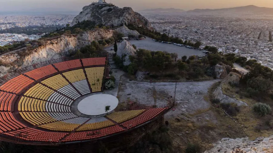 Πανοραμική άποψη του Θεάτρου Λυκαβηττού στην Αθήνα.