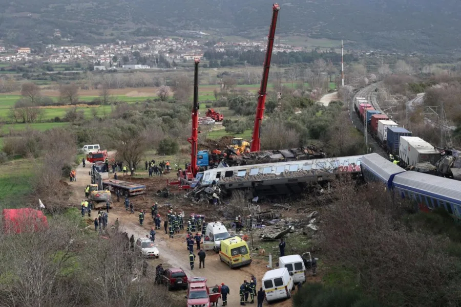 Σημείο σύγκρουσης τρένων στα Τέμπη με γερανούς και διασώστες.