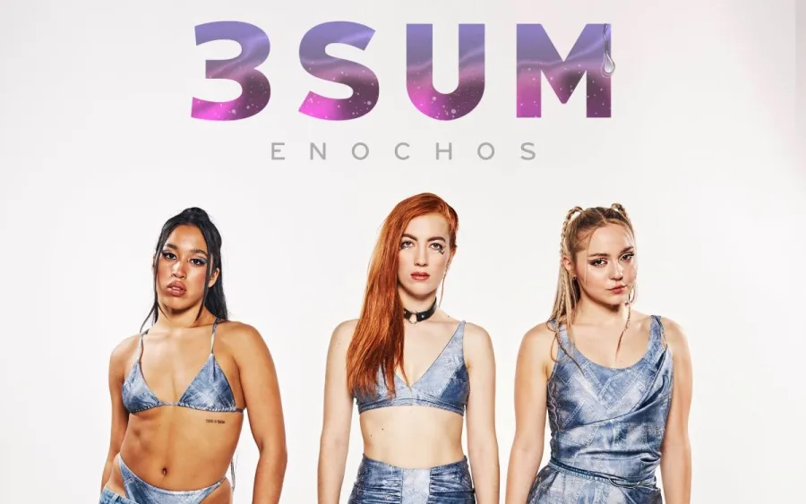 Το girl band 3SUM ποζάρει με denim ενδυμασία.