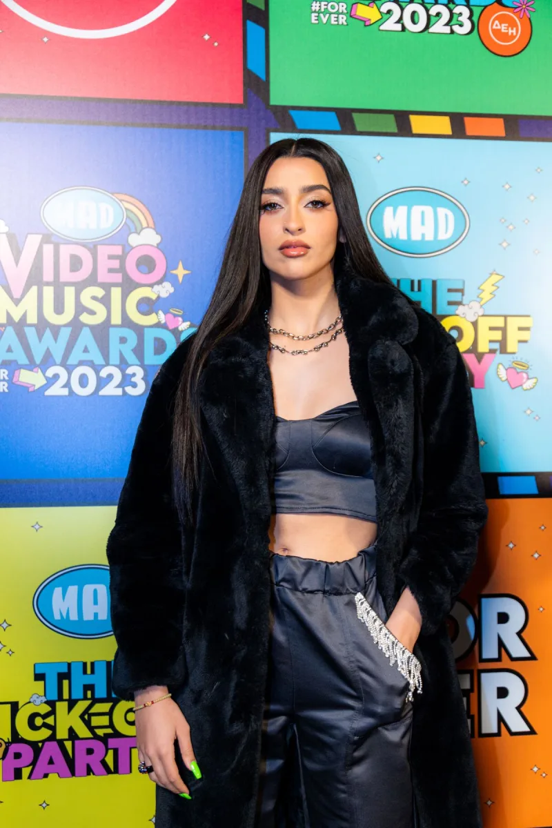 Τραγουδίστρια με μαύρη γούνα και crop top στο Kick Off Party των Mad VMA 2023.