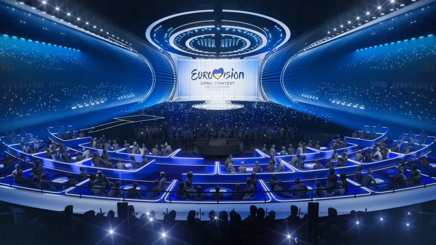 Η σκηνή της Eurovision 2023 στο Λίβερπουλ με μπλε φωτισμό και το λογότυπο του διαγωνισμού.