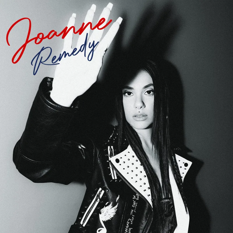 Η Joanne με δερμάτινο τζάκετ σε ασπρόμαυρο φόντο για το τραγούδι Remedy.