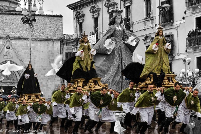 Άνδρες μεταφέρουν θρησκευτικά αγάλματα σε πασχαλινή περιφορά στην Ιταλία.