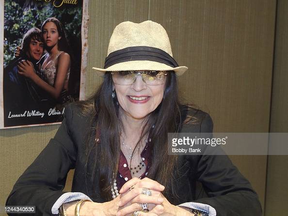 Η ηθοποιός Olivia Hussey στο Chiller Theatre Expo 2022, γνωστή για τον ρόλο της Παναγίας στον «Ιησού από τη Ναζαρέτ».