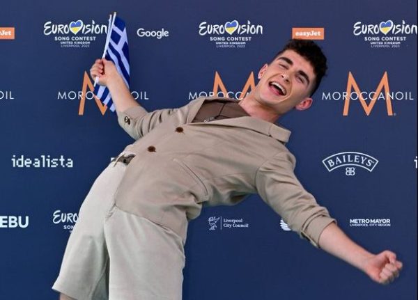Eurovision 2023: Η εμφάνιση του Victor Vernicos στο τιρκουάζ χαλί του μουσικού διαγωνισμού
