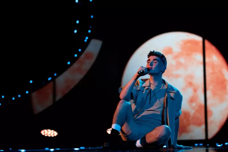 Ο Victor Vernicos στη σκηνή της Eurovision 2023.