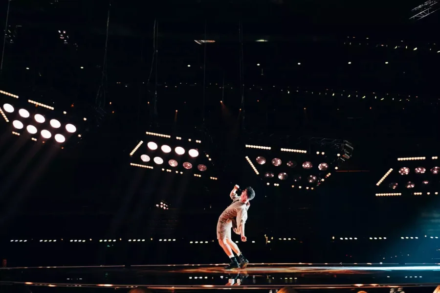 Ο Victor Vernicos στη σκηνή της Eurovision 2023.