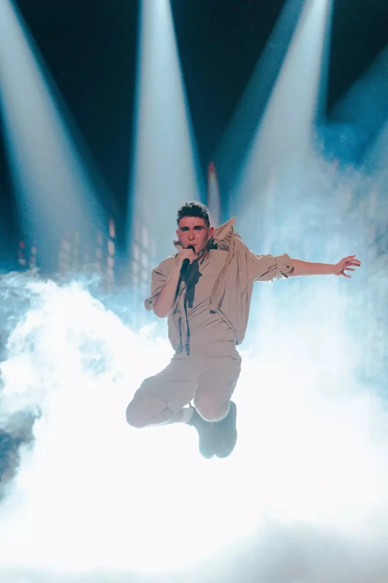 Ο Victor Vernicos στη σκηνή της Eurovision 2023.