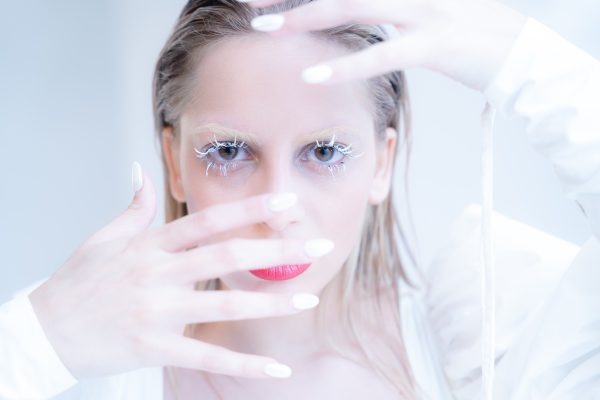 Daphne Lawrence: Εντυπωσιακή και chic στο νέο της video clip «Άβυσσος»
