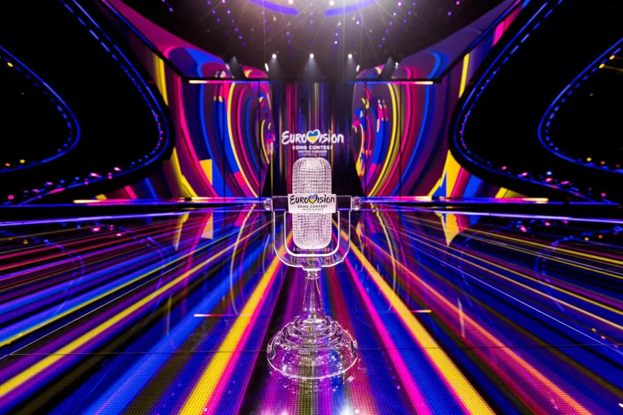 Το τρόπαιο της Eurovision 2023 στη σκηνή του Λίβερπουλ.