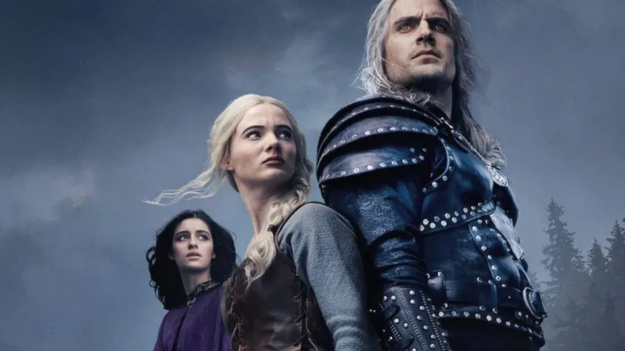 Οι πρωταγωνιστές της σειράς The Witcher σε εξωτερικό χώρο με συννεφιασμένο ουρανό.