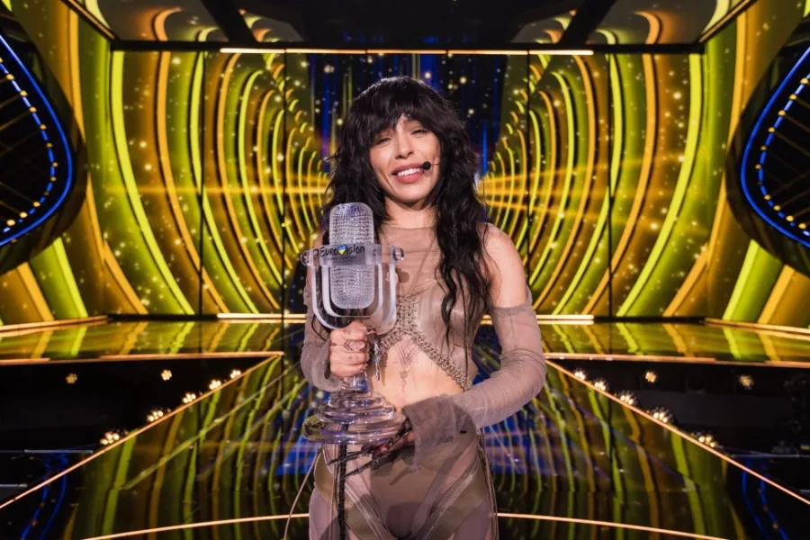 Η Loreen κρατά το βραβείο της Eurovision 2023 στη σκηνή.