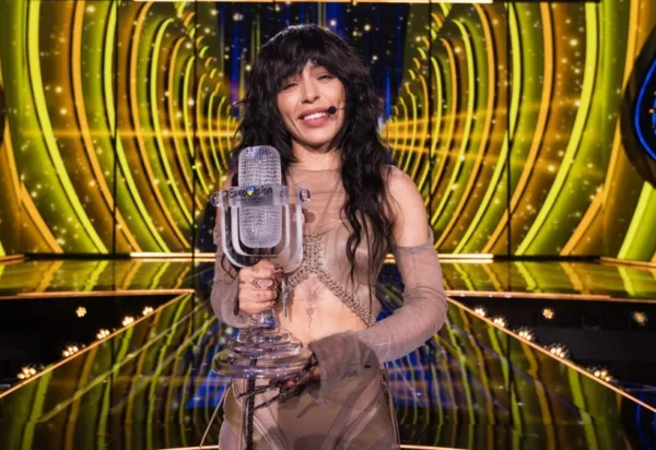 Η Loreen κρατά το βραβείο της Eurovision 2023 στη σκηνή.