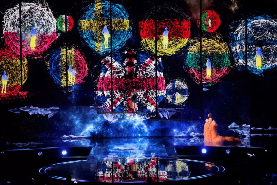 Στιγμιότυπο από τον Α' Ημιτελικό της Eurovision 2023 με εντυπωσιακά γραφικά και σημαίες χωρών.